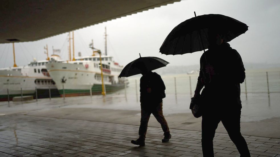 Auch der Verkehr in Istanbul war durch das Unwetter eingeschränkt. Foto: Francisco Seco/AP/dpa