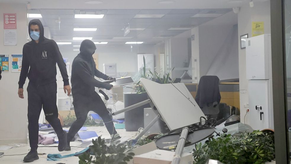 Bei den Protesten Studierender gegen die Bildungspolitik in Tirana kam es zu Verwüstungen. (Archivbild) Foto: Hameraldi Agolli/AP/dpa