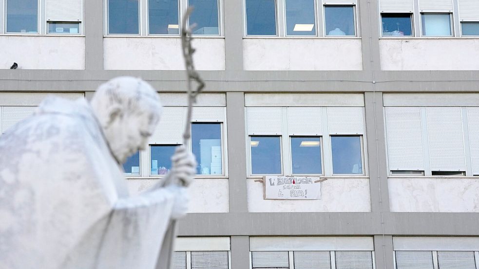 Nach der Operation an der Lunge des Papstes stehen wichtige Befunde noch aus.  Foto: Alessandra Tarantino/AP/dpa