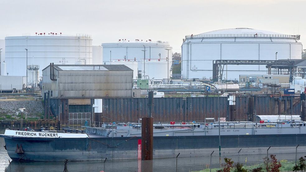 Über das Tanklager am Main in Kelsterbach kommt sonst mehr Kerosin zum Flughafen.   Foto: Thomas Frey/dpa