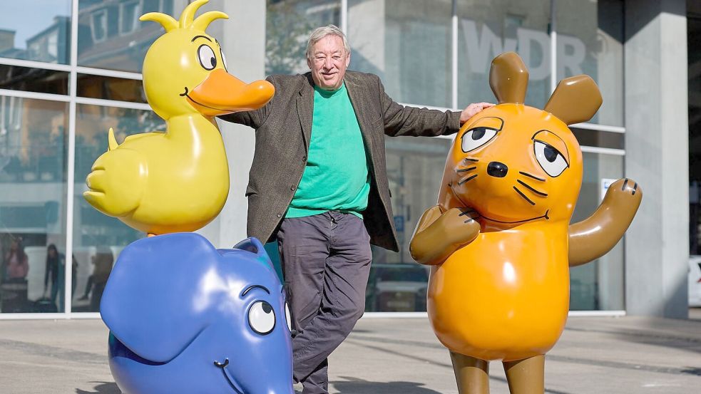 „Sendung mit der Maus“-Moderator Christoph Biemann begrüßte Elefant und Ente neben der Maus. Foto: Rolf Vennenbernd/dpa
