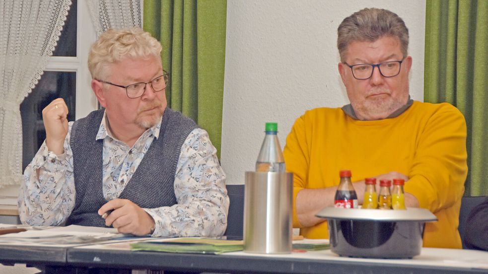 Betretene Mienen: Brookmerlands Kämmerer Stephan Weers (von links) und Noch-Samtgemeindebürgermeister Gerhard Ihmels (SPD) beklagten die Finanzlage der Brookmerlander Gemeinden. Foto: Thomas Dirks