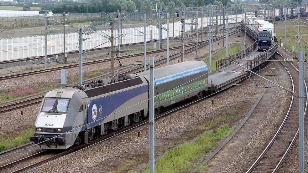 Beim Zusammenstoß eines Kleinbusses mit einem Güterzug am Kanaltunnel in Calais sind 19 Menschen verletzt worden. (Illustration) Foto: picture alliance / dpa