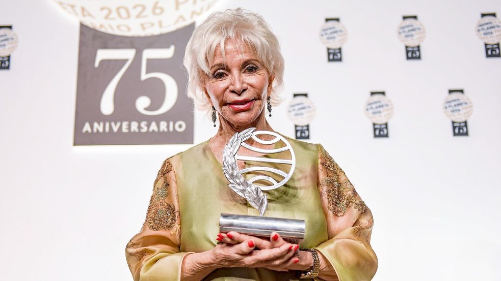 Die chilenische Bestsellerautorin Isabel Allende hält den mit einer Million Euro dotierten 75. Planata-Preis bei einer Gala in Barcelona.  Foto: Alberto Paredes/EUROPA PRESS/dpa