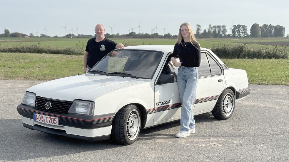 Lea und Harald Becker aus Dornum mit ihrem gemeinsamen Schatz: einem Opel Ascona C von 1987. Foto: Eva van Loh