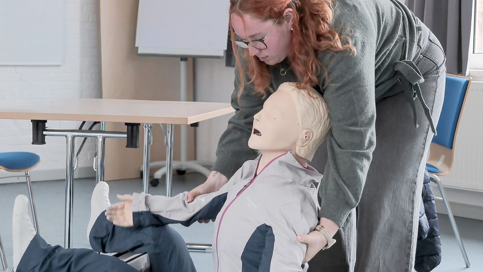 Ob Gruppenstunden, Veranstaltungen oder Erste Hilfe: Sofia Kaufmann ist beim JRK Aurich vielseitig im Einsatz. Foto: Helmut Vortanz
