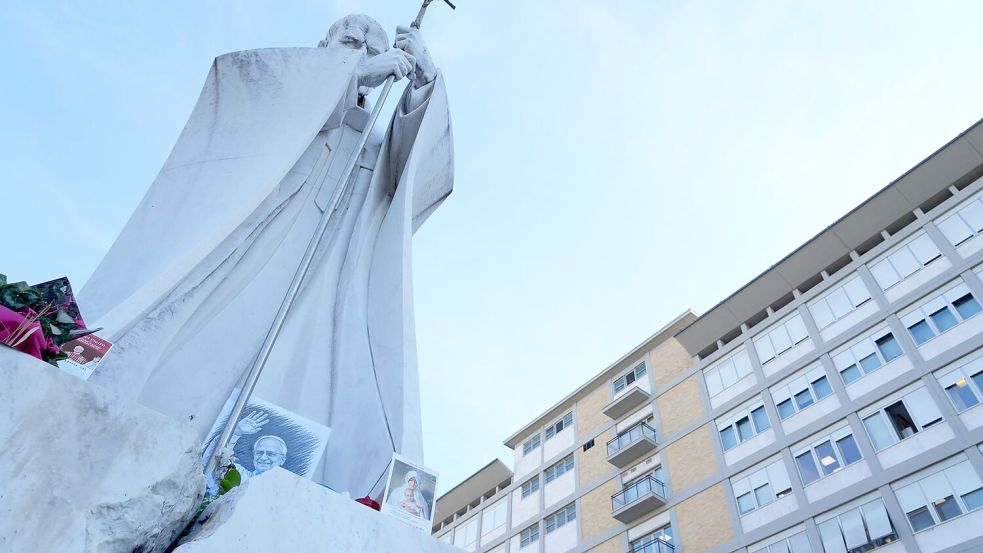 Papst Leo XIV. liegt im zehnten Stock des Gemelli-Krankenhauses. Davor befindet sich eine Statue seines Vorgängers Johannes Paul II.. Foto: Gregorio Borgia/AP/dpa