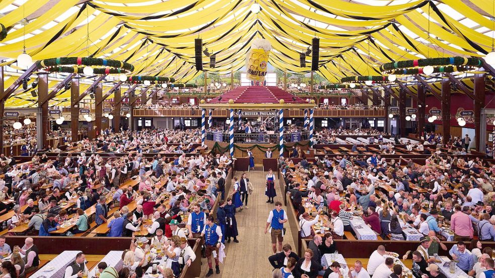 Das Paulaner-Festzelt ist das eine der beiden Zelte, um die es exemplarisch vor Gericht ging. (Archivbild)  Foto: Sven Hoppe/dpa