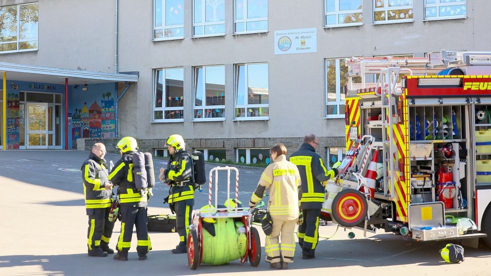 Laut Feuerwehr klagte zunächst eine Lehrkraft über Kreislaufprobleme und Übelkeit, später meldeten sich etwa zehn Schülerinnen und Schüler mit ähnlichen Beschwerden. Foto: Tim Oelbermann/dpa