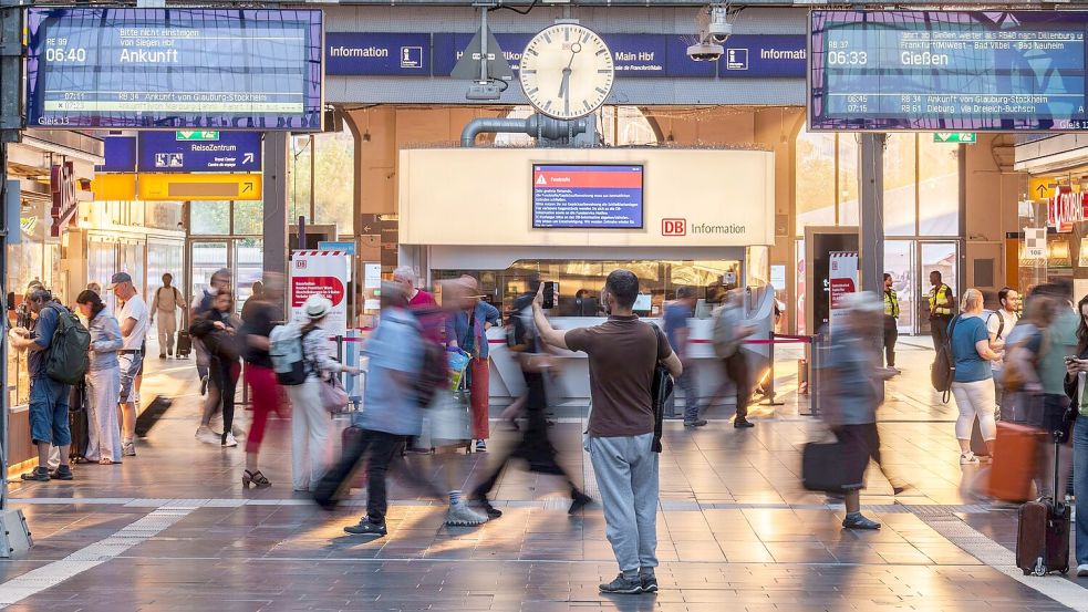 Eine Durchsage schreckte am Freitag die Passanten etwa am Frankfurter Hauptbahnhof auf. (Archivbild) Foto: Andreas Arnold/dpa