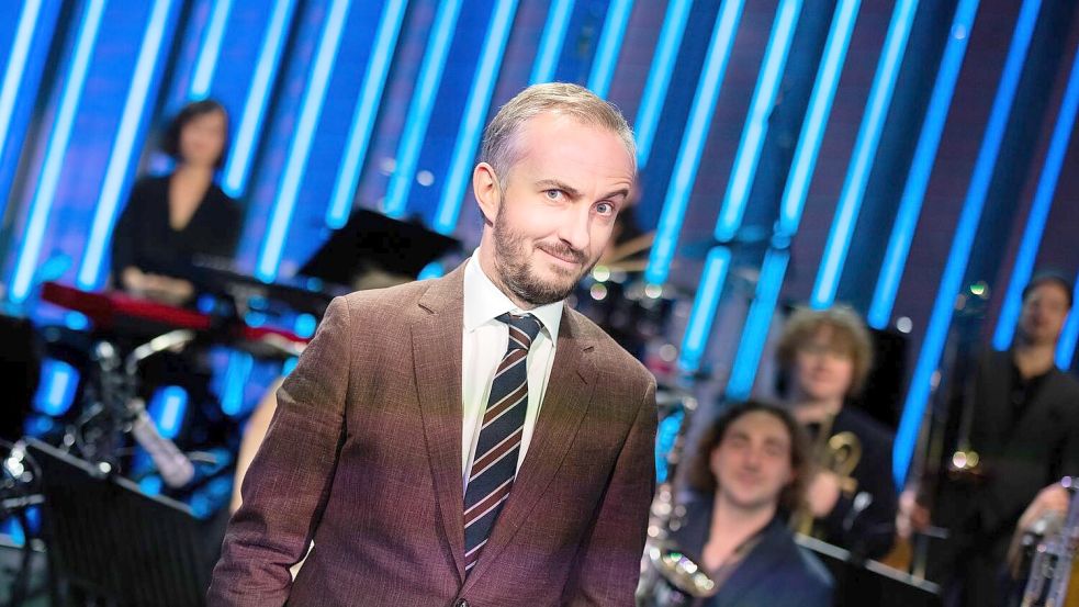 Jan Böhmermann ist durch ein Video auf einer Schwalbe mal wieder in den Schlagzeilen. Foto: dpa/Rolf Vennenbernd