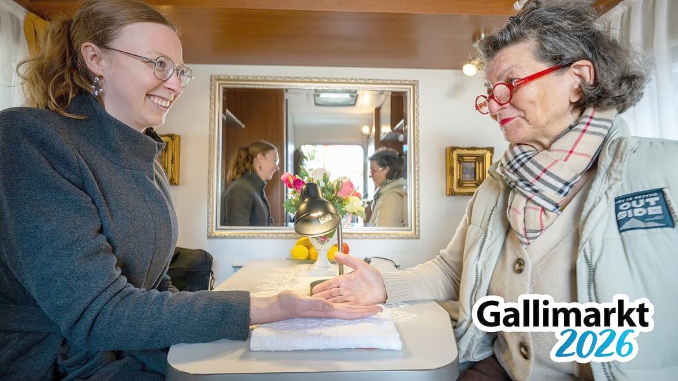 Elli Laubinger-Winterstein liest auf dem Gallimarkt aus den Händen von Redakteurin Jasmin Oltmanns. Foto: Klaus Ortgies