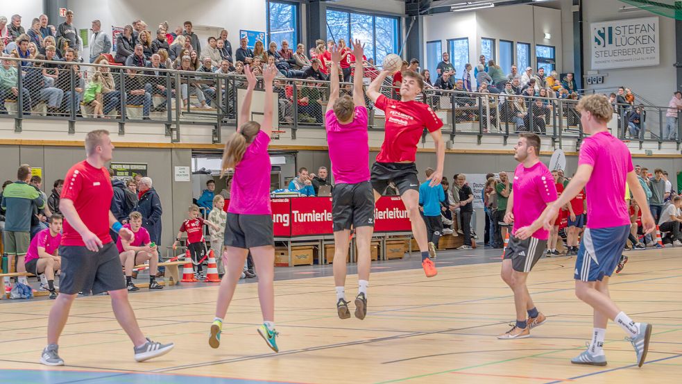 Handballspiele vor großer Zuschauerkulisse: Dafür ist das Brookmerland-Turnier in Marienhafe bekannt. Foto: B-Turnier