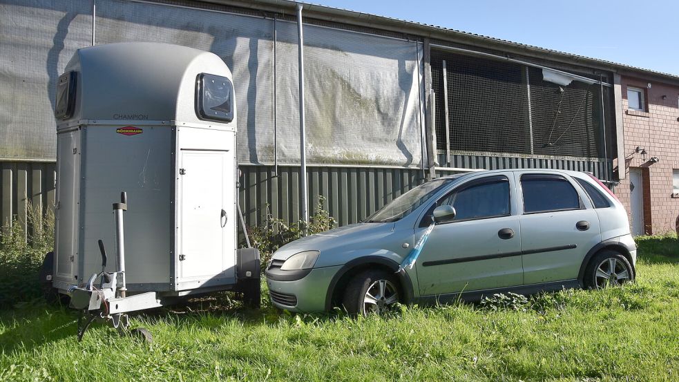 Seit Wochen steht der Opel Corsa vor der Reithalle auf Gut Haneburg in Upgant-Schott. Links daneben der Pferdeanhänger, gegen den er stieß. Foto: Thomas Dirks