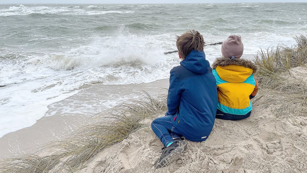 Ihre Herbstferien können Kinder auf Sylt noch eine Woche länger genießen. Schuld daran ist eine seit Jahren geltende Sonderregelung. Foto: IMAGO/Swen Pförtner