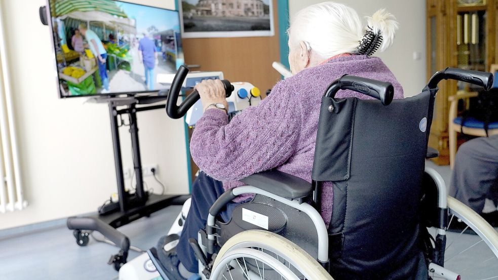 Mit dem speziellen medizinischen Fahrrad geht es virtuell über den Wochenmarkt. Foto: Awo Weser-Ems