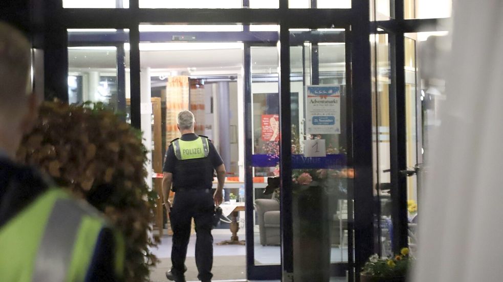 Der Täter ließ sich widerstandslos festnehmen, hieß es. Foto: Sascha Thelen/dpa