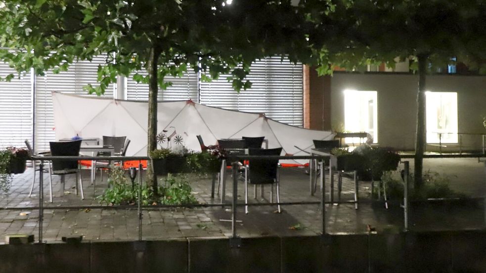Der 72-Jährige stach laut Polizei in der Cafeteria auf die Frauen ein. Foto: Sascha Thelen/dpa