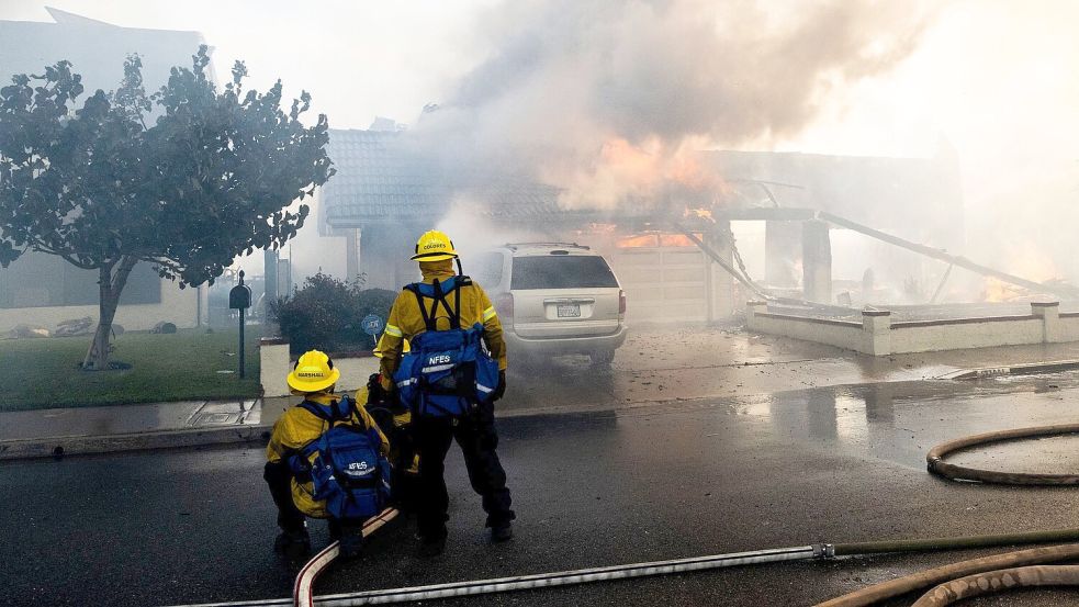 Die Flammen haben mehrere Häuser zerstört oder beschädigt.  Foto: Paul Bersebach/The Orange County Register/AP/dpa