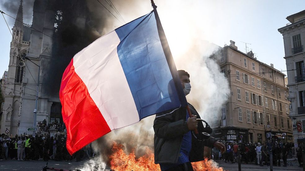 Bei den Protesten in Frankreich kam es erneut zu Sachbeschädigungen und Zusammenstößen von Krawallmachern mit der Polizei. Foto: Thibaud Moritz/AFP/dpa
