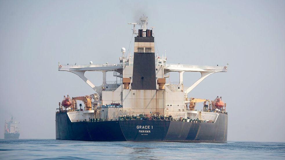 Iranischen Angaben zufolge ist ein Supertanker in der Straße von Hormus auf eine Seemine aufgefahren. (Symbolbild) Foto: Marcos Moreno/AP/dpa