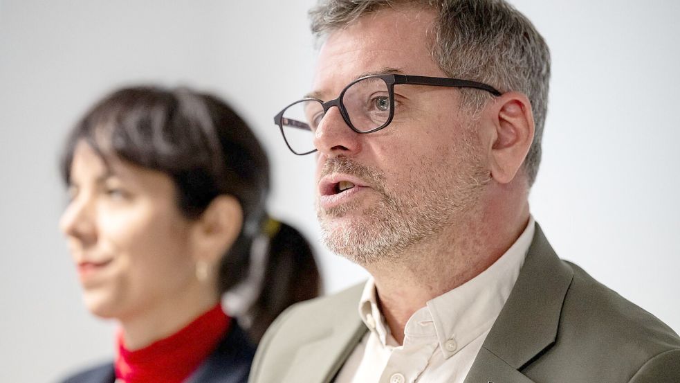 Beim Thema Vergesellschaftung setzten sich Elif Eralp (Linke) und Werner Graf (Grüne) gegen die SPD-Verhandler durch. Foto: Fabian Sommer/dpa