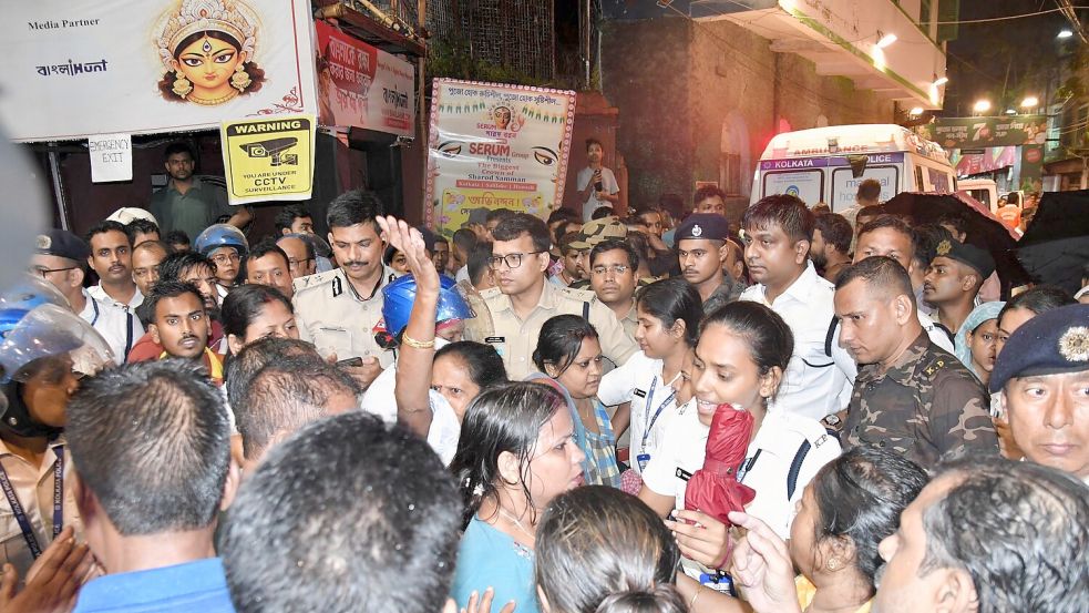 Während des Hindu-Fests Durga Puja kam es zu einem tödlichen Gedränge. Foto: STR/AP/dpa