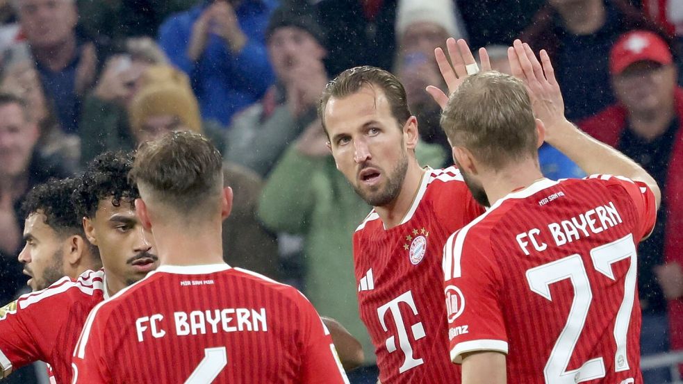Die Bayern um Dreh- und Angelpunkt Harry Kane (2.v.r.) feiern ein Torfest. Foto: Karl-Josef Hildenbrand/dpa