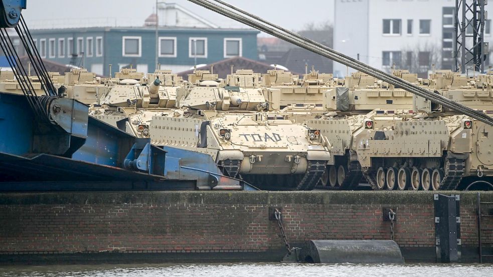 Bremerhaven ist seit Jahrzehnten Nato-Drehkreuz, nun soll der Hafen dafür modernisiert werden. (Archivfoto) Foto: Lars Klemmer/dpa
