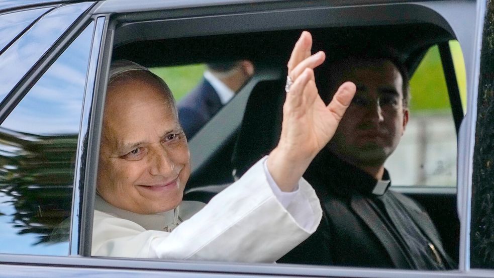 Von der Klinik Gemelli in Rom wurde der Papst zurück in den Vatikan gebracht.  Foto: Gregorio Borgia/AP/dpa