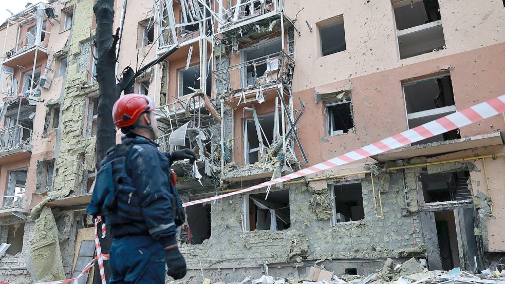 Täglich kommt es Zerstörungen durch russische Luftangriffe in der Ukraine.  Foto: Kateryna Klochko/AP/dpa