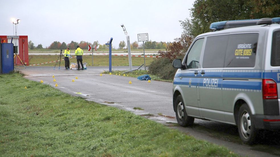 Die Polizei war auch nach Tagesanbruch am Ort des Geschehens. Foto: Tobias Junghannß/dpa