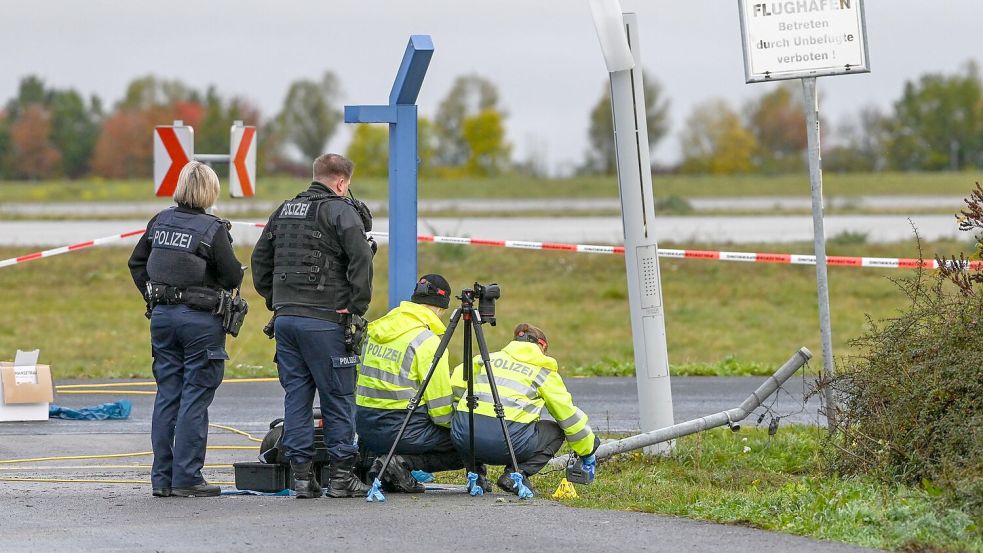 Die Polizei ermittelt nach einem erneuten Sicherheitsvorfall am Flughafen Leipzig/Halle. Foto: Heiko Rebsch/dpa
