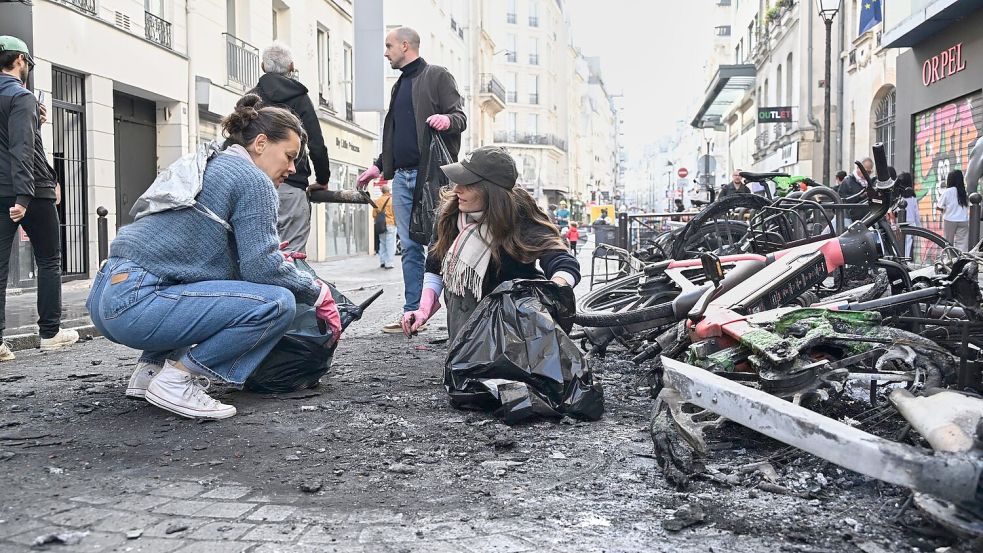 Straßen in der Hauptstadt waren von Unrat und demolierten Fahrrädern übersät.  Foto: Emma Da Silva/AP/dpa