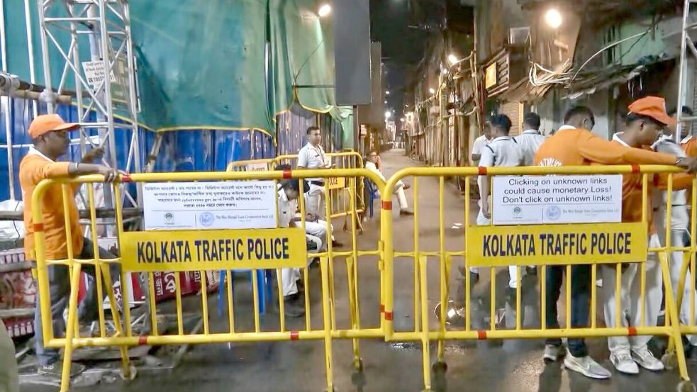 Absperrungen stehen im Stadtteil Chorbagan Sarbojanin in Kolkata, um den Zugang zum Ort einer Massenpanik zu versperren.  Foto: IANS via Xinhua/dpa