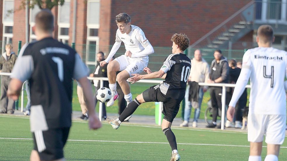 Der Wallinghausener Marvin Dahlke (Rückennummer 10) attackiert Eintracht-Spieler Nils Buschmann auf dem Ihlower Kunstrasen. Foto: Wilfried Gronewold