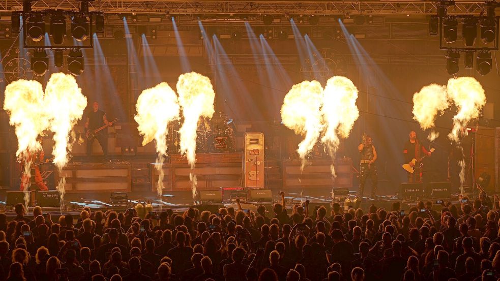 Frontmann Helfried „Heli“ Reißenweber und seine Tribute-Band „Stahlzeit“ haben es in der Auricher Sparkassen-Arena wieder einmal ordentlich krachen lassen. Foto: Werner Jürgens