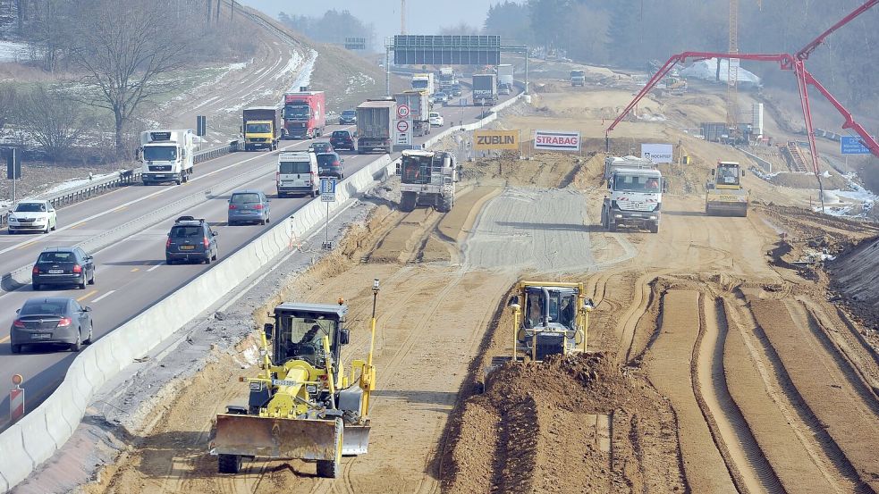 Die Verkehrsinfrastruktur soll auf Vordermann gebracht werden. (Archivbild) Foto: Stefan Puchner/dpa