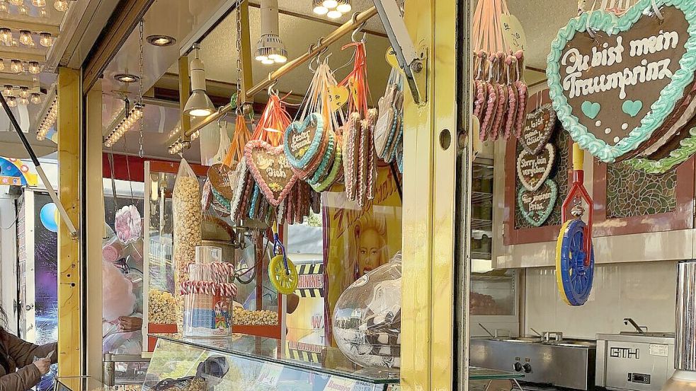 Klassische Köstlichkeiten wie Lebkuchen und gebrannte Mandeln gehören einfach zu einem Rummel dazu.
