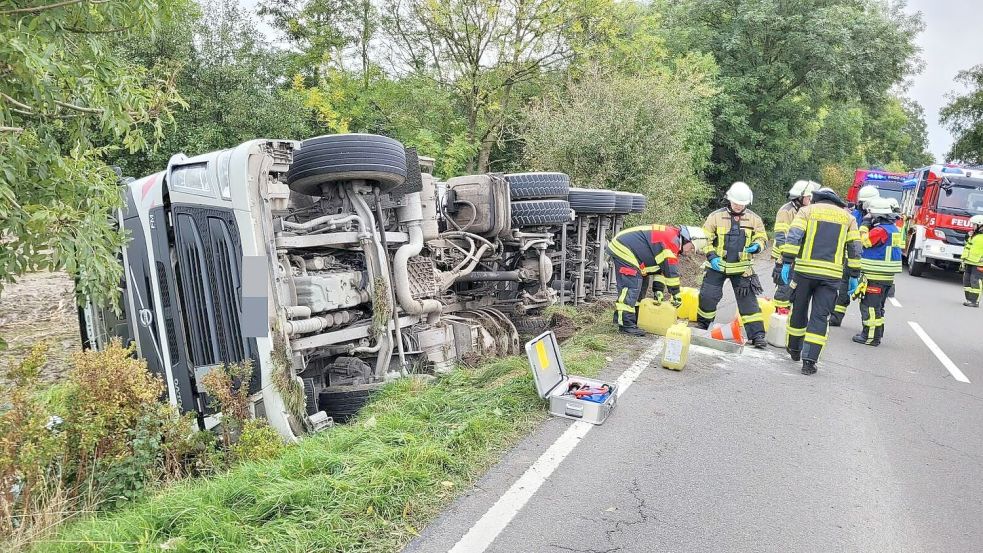 Ein Lkw ist in der Krummhörn in einen Graben gekippt. Foto: Heinz Wagenaar