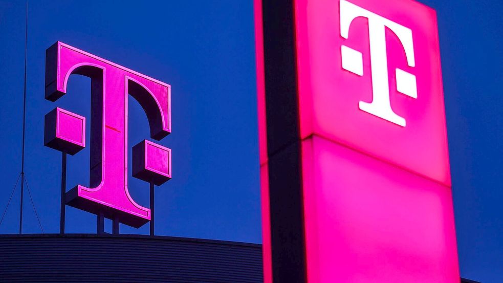 Das Telekom-Logo an der Bonner Konzernzentrale - dort ist das Handynetz gut, anderswo gibt es noch Lücken. (Archivbild) Foto: Oliver Berg/dpa