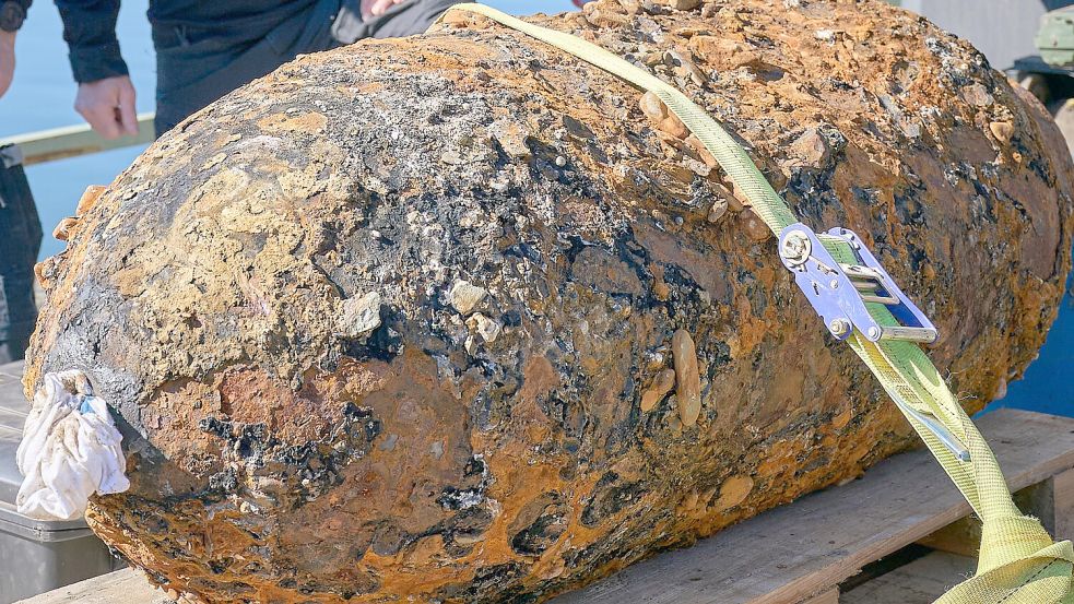 Das Foto zeigt eine 500-Kilo-Weltkriegsbombe, die kürzlich in Rheinland-Pfalz entschärft wurde. Foto: Sascha Ditscher/dpa