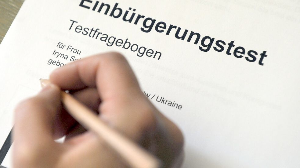 Für den Einbürgerungstest wird ein Mindestmaß an deutschen Sprachkenntnissen verlangt. Nun wurden Tricksereien bekannt. Die Politik reagiert. Foto: dpa/Uli Deck