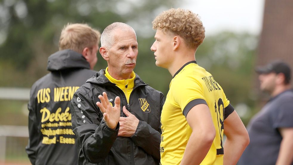 Weenes Trainer Franz Wouk im Gespräch mit Keno Siebelts (rechts), der in Leezdorf den 1:2-Anschlusstreffer für die Gelb-Schwarzen erzielte. Foto: Wilfried Gronewold