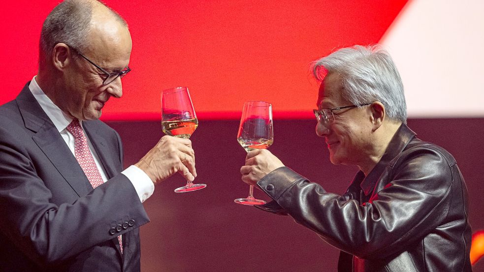 Auf gute Zusammenarbeit: Bundeskanzler Friedrich Merz und Nvidia-Boss Jen-Hsun Huang wollen die KI-Entwicklung fördern. Foto: dpa/Fabian Sommer