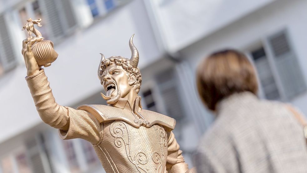 Die umstrittene Figur soll laut Stadt an Ort und Stelle vor dem Rathaus stehen bleiben.  Foto: Christoph Schmidt/dpa