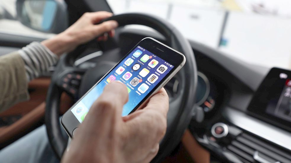 Sorgt für Ablenkung beim Fahren und dadurch immer wieder für Unfälle: das Smartphone am Steuer. (Illustration) Foto: Karl-Josef Hildenbrand/dpa