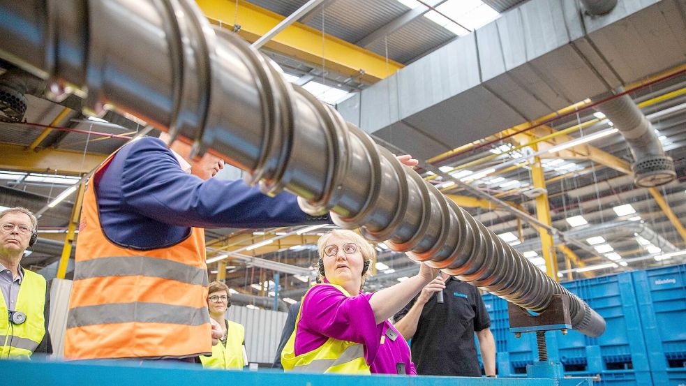Staatssekretärin Katja Mast erhielt bei Röchling Industrial in Haren Einblicke in die Produktion. Foto: Jana Legeler