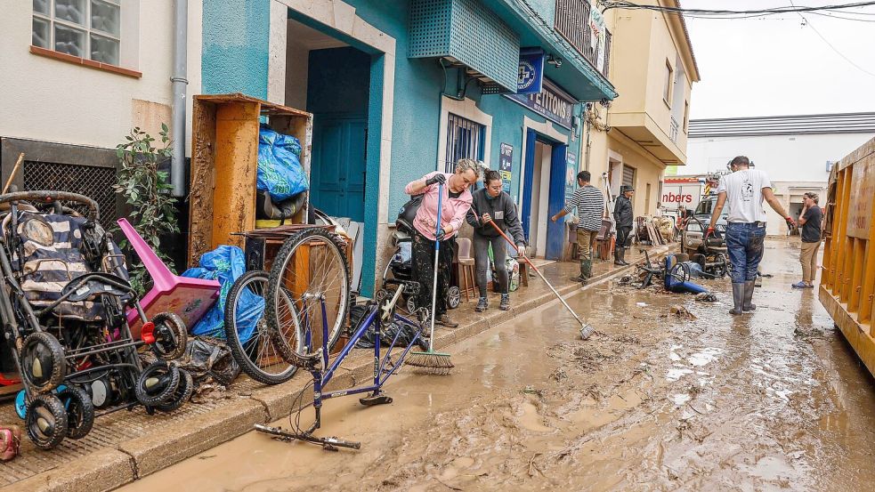 Die schweren Unwetter forderten insgesamt fünf Menschenleben. Foto: Rober Solsona/EUROPA PRESS/dpa