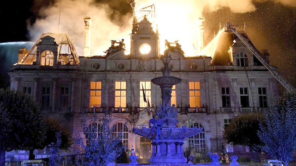 Nach der verheerenden Brandstiftung im Rathaus von Limoges hat die Polizei einen Verdächtigen gefasst (Archivbild). Foto: Pascal Lachenaud/AFP/dpa